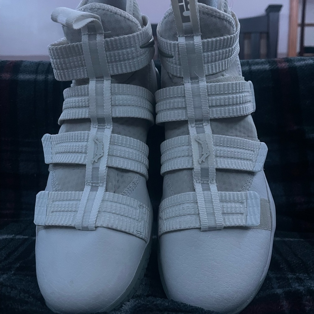 Lebron Soldier 10 Size 9 men’s